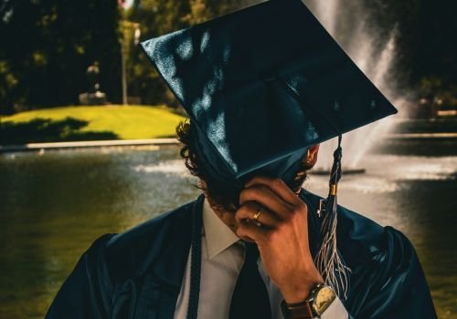 A graduate symbolizing the global overeducation crisis, featured in the Vietnamese Language Journey article about the future of learning and human potential.